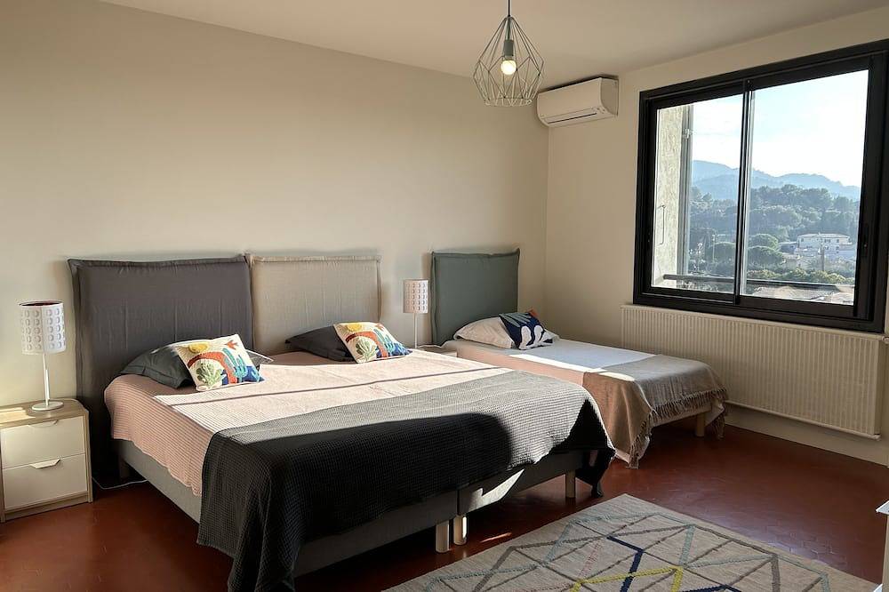 Rated 4-star tourist accommodation. Large village house, heated swimming pool in Sablet, Vaucluse