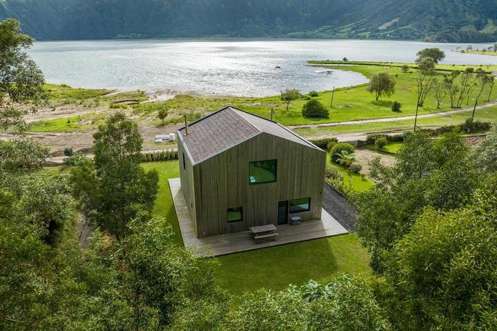 Casa rural para 4 personas, con jardín además de vistas al lago y vistas en Azores