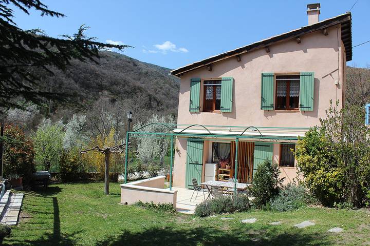 Gîte pour 4 personnes, avec Terrasse ainsi que Jardin et Vue