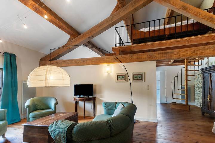 Vakantiehuis 'Domaine De Bellac - La Belle Cour' met gedeeld zwembad, tuin en wifi in Roussines, Regionaal Natuurpark van de Perigord-Limousin