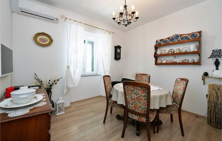 Gîte pour 6 personnes, avec terrasse à Pirovac - 4