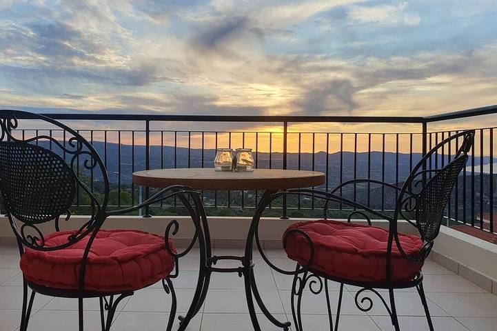 Holiday home for 5 people, with hot tub and garden in Cyprus