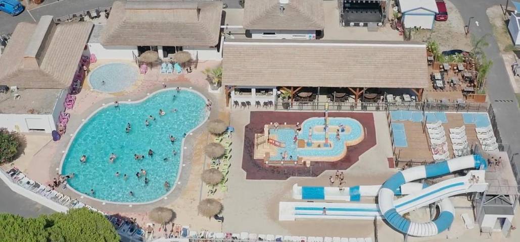 Camping pour 8 personnes, avec bassin pour enfant ainsi que terrasse et piscine, adapté aux familles