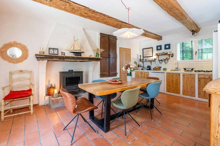 Location de vacances pour 6 personnes, avec piscine et terrasse à Travaillan - 3