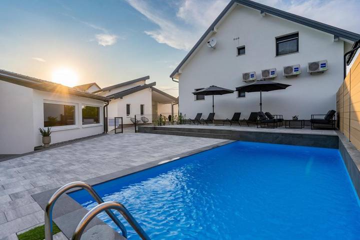 Ferienhaus für 2 Personen, mit Terrasse und Garten sowie Pool und Ausblick