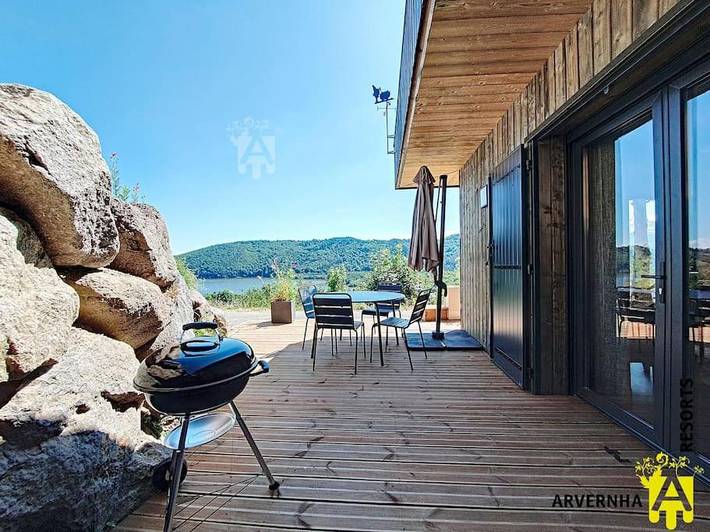 Chalet pour 4 personnes, avec vue sur le lac ainsi que vue et terrasse à Chambon-sur-Lac - 2