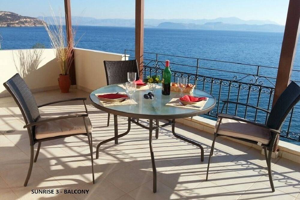 Ganze Wohnung, Sunrise 3 Apartment - Beautifully Located Air Conditioned 1 Bedroom Above Beach in Xiropigado, Kynouria