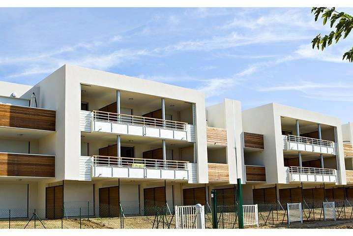 Location de vacances pour 4 personnes, avec jardin ainsi que piscine et bassin pour enfant, adapté aux familles à Mandelieu-la-Napoule