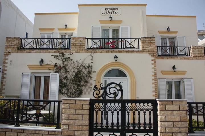 Maison d’hôte pour 3 personnes, avec terrasse ainsi que vue et piscine à Santorin - 2