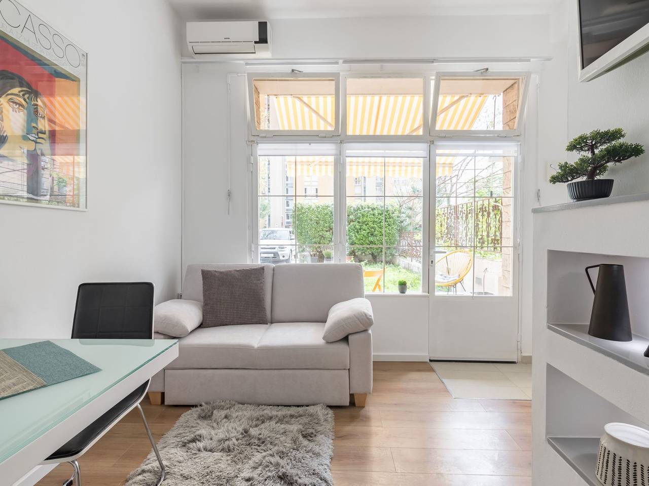 Entire apartment, Studio im Erdgeschoss, beim berühmten Znjan-Strand in Split, Split-Dalmatia