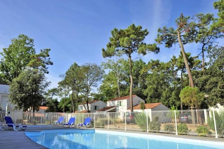 Location de vacances pour 4 personnes, avec jardin ainsi que vue et piscine, animaux acceptés à Longeville-sur-Mer - 4