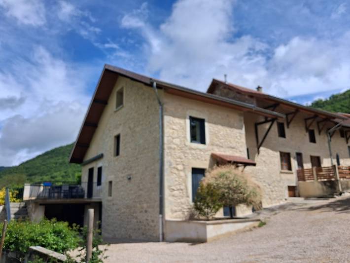 Location de vacances pour 8 personnes, avec Balcon et Jacuzzi ainsi que Terrasse et Jardin dans l' Ain