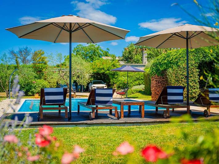 Ferienhaus für 9 Personen, mit Terrasse und Garten sowie Pool und Sauna