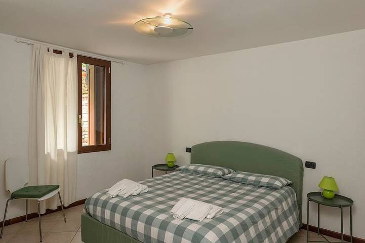 Villa für 9 Personen, mit Whirlpool und Garten sowie Terrasse in Gardasee-Lombardei - 4