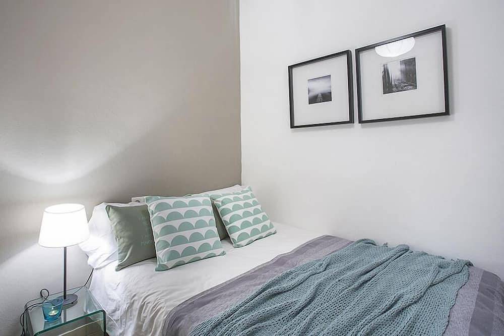 Entire apartment, The Grande 1 Apartment on Valencia St. Ideal for families in Barcelona Centre, Barcelona