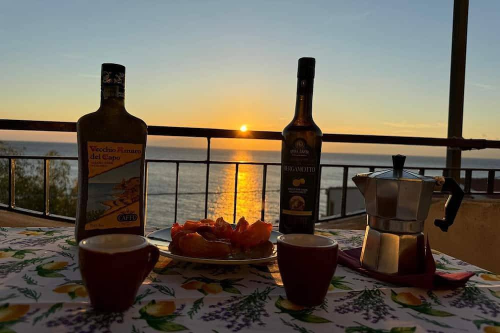 Ganze Wohnung, Terrace by the sea in Lazarus in Motta San Giovanni, Tyrrhenische Küste Kalabrien