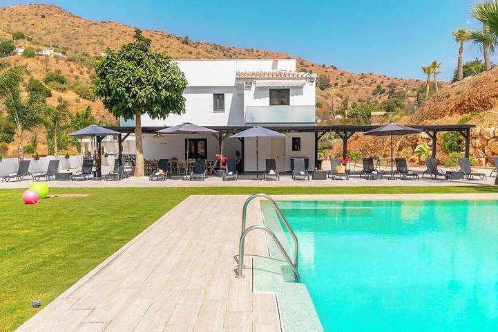 Hotel for 28 people, with garden - 1