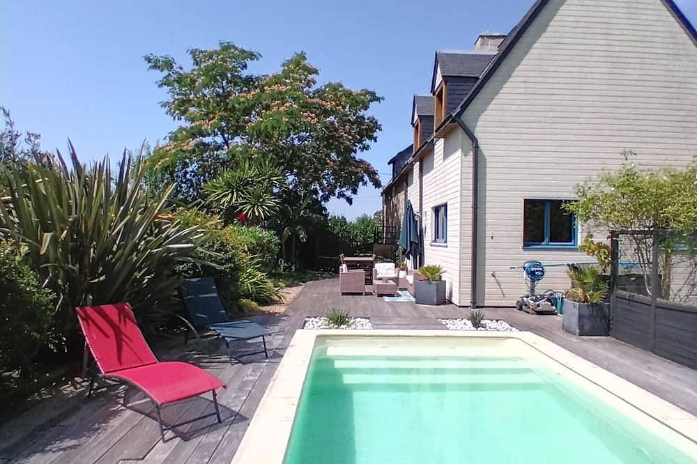 Charming country house with swimming pool in Vannes for family vacations in Vannes, Côte des Mégalithes