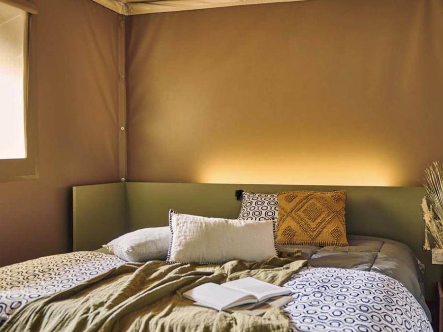 Camping Les Couleurs de la Coubre  - Tente 4 personnes - Tente Lodge Clématite 4 pers 2 Ch 1 Sdb *** in La Tremblade, Côte de Beauté