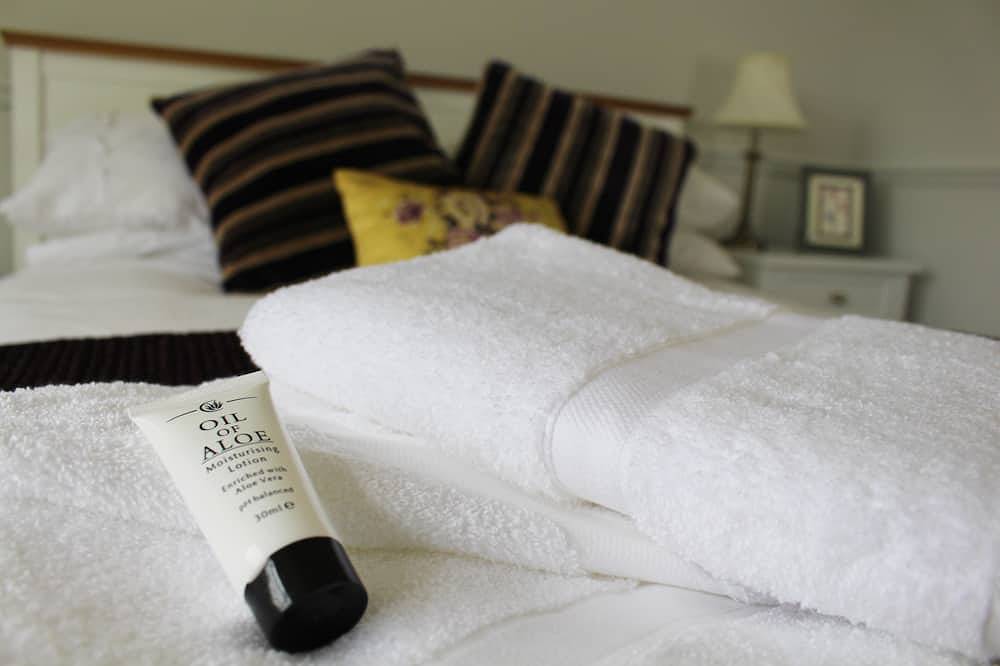 Luxury and private 2 bedroom bungalow with hot tub, prime location in Chester in Chester, Cheshire West and Chester