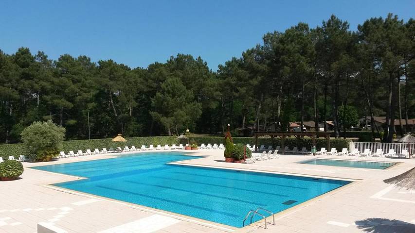 Camping pour 4 personnes, avec piscine et terrasse