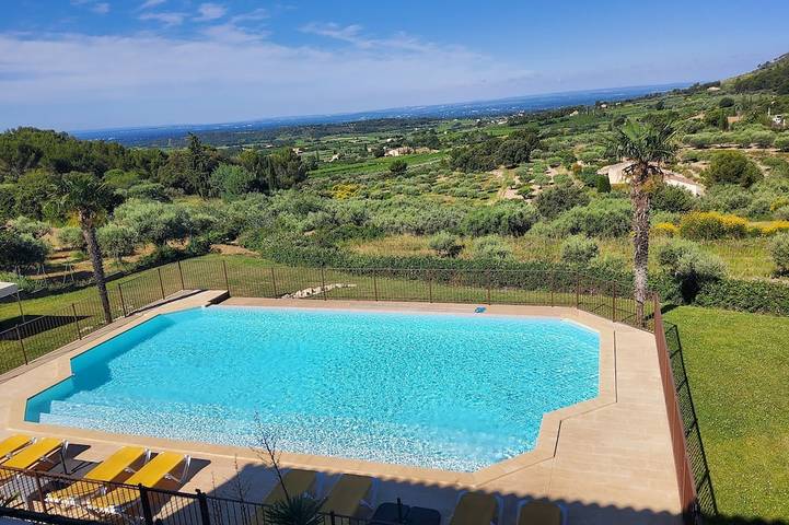 Gîte pour 6 personnes, avec Jacuzzi et Terrasse ainsi que Jardin et Piscine