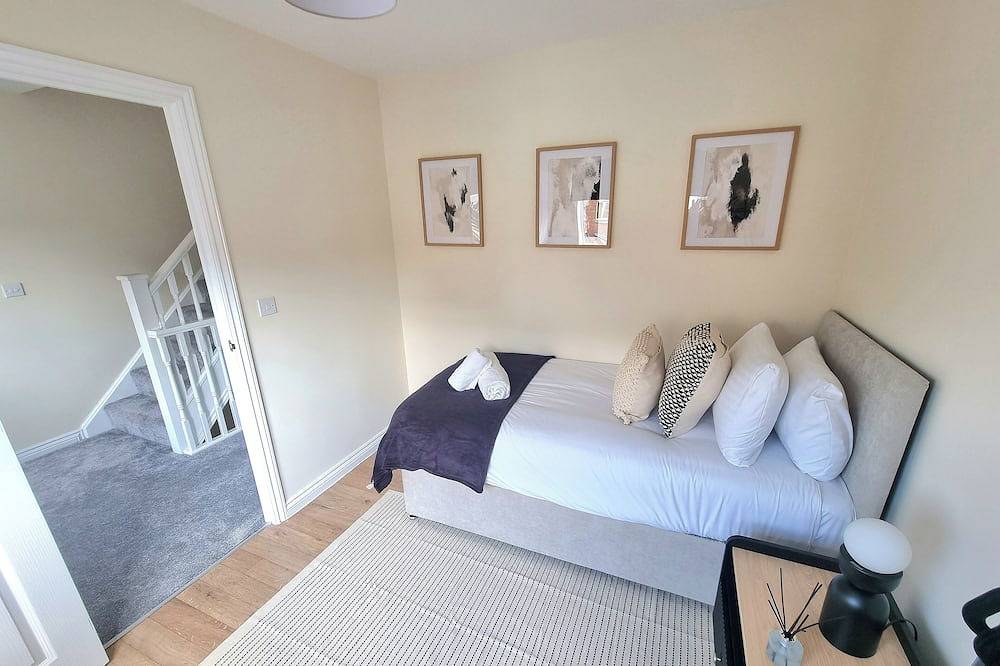 Welcoming 4-bedroom townhome with Wifi and parking in charming Rugby in Warwickshire