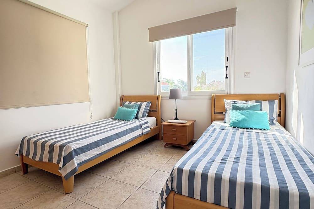 4Min Walk to Sandy Beach. Private Pool Quiet Area Perfect for Families & Couples in Peyia, South Cyprus