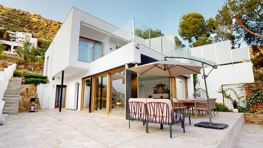 Location de vacances pour 8 personnes, avec vue ainsi que terrasse et piscine dans Platja De Canyelles Petites - 2