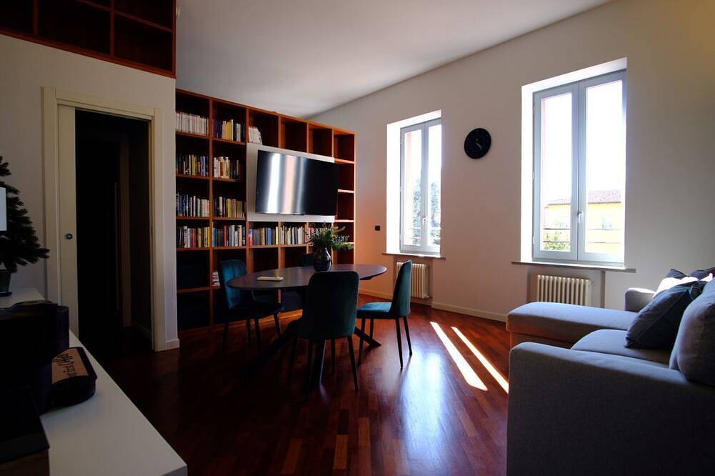 Entire apartment, A comfortable flat of 50sqm, ideal for four people, located on the third floor of a building without an elevator (access via stairs).The property is situated in the historic center, within the restricted traffic zone, just steps away from the Cathedral & in Piacenza, Piacenza Province