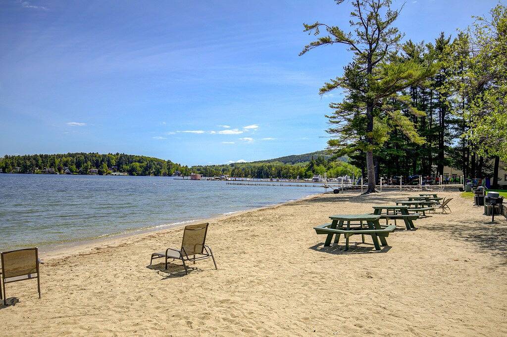 Ganze Wohnung, Conveniently located condo w/ a balcony, access to sports courts & private beach in Gilford, Lake Winnipesaukee