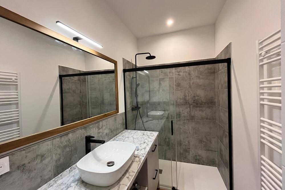 Appartement entier, Beau 3 Pièces Climatisé idéalement situé en Centre Ville Vue sur le Canal in Sète, Côte méditerranéenne (France)