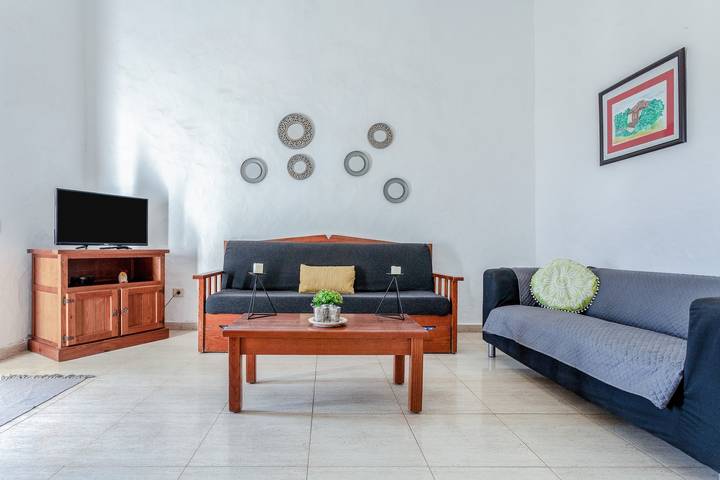 Vacation Home 'Casa Del Cuartel Ii' with Private Terrace, Shared Garden and Wi-Fi in La Oliva, Fuerteventura