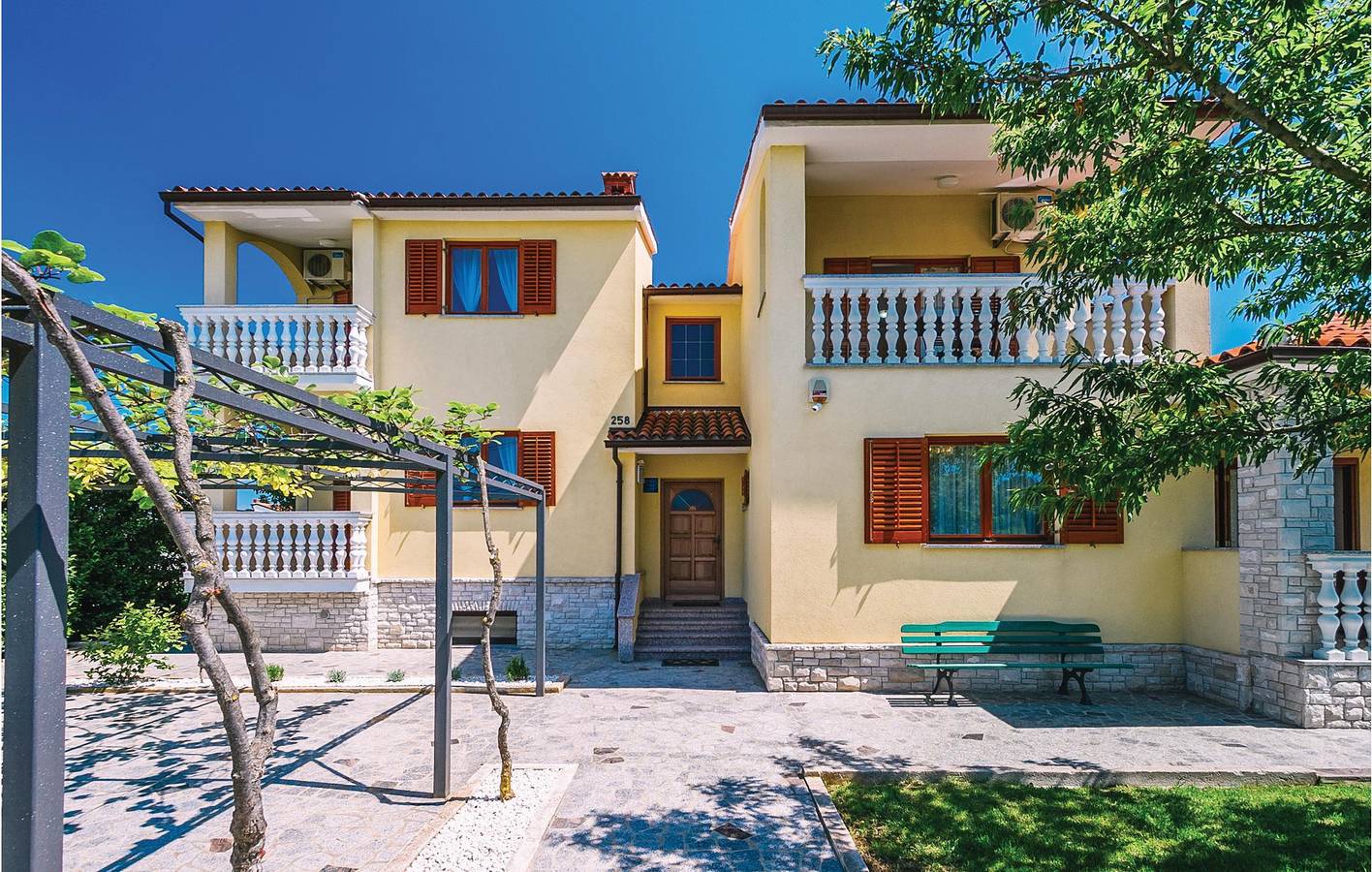 Casa de vacaciones para 13 personas con terraza in Valbandon, Costa sur de Istria
