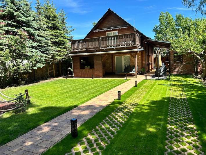 Ferienhaus für 8 Personen, mit Balkon und Whirlpool sowie Terrasse und Garten