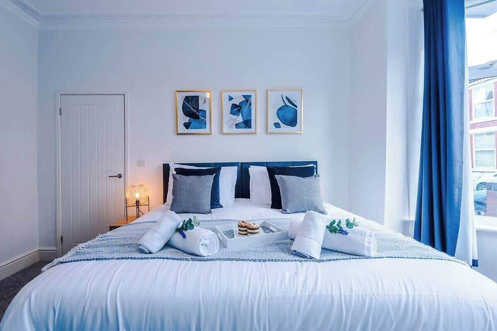 Modern home, ideal for business & groups, sleeps 7 in Crewe, Cheshire East