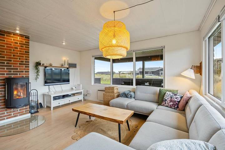 Geräumiges Ferienhaus mit Kaminofen nur 200m vom Strand in Bjerregård, Holmsland Klit