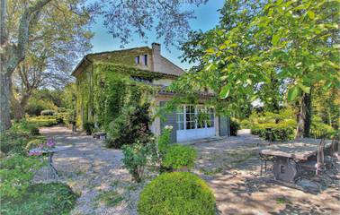 Location de vacances pour 10 personnes, avec sauna et piscine ainsi que terrasse et jardin, animaux acceptés à Lagnes