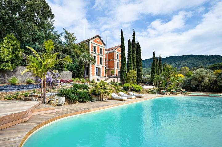 Maison d’hôte pour 14 personnes, avec Terrasse et Jardin ainsi que Piscine et Vue dans Le Lavandou