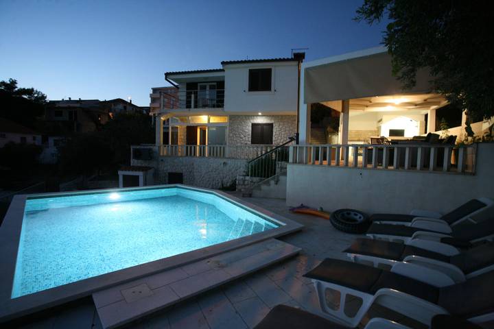 Villa pour 8 personnes, avec jardin et piscine, animaux acceptés à Okrug Gornji - 4