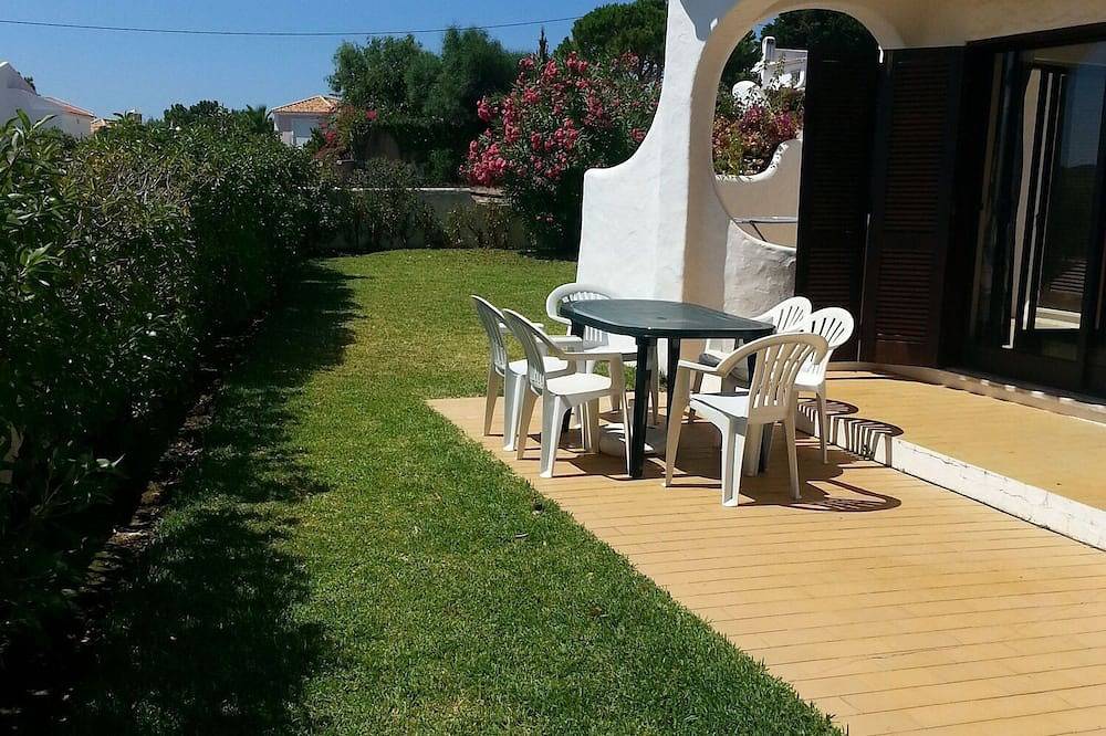 House in a quiet area overlooking the sea, private pool and beautiful Garden in Albufeira, Faro District