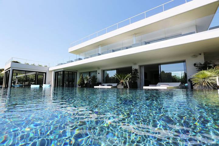 Gîte pour 2 personnes, avec Jacuzzi et Terrasse ainsi que Jardin et Piscine dans le Var