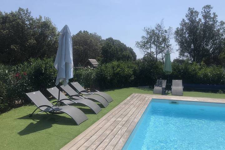 Villa pour 4 personnes, avec terrasse ainsi que piscine et jardin