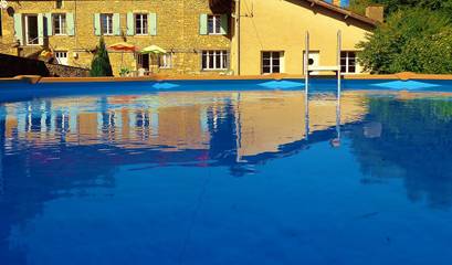 Gîte pour 14 personnes, avec terrasse ainsi que piscine et jardin à Saint-Cernin-de-l'Herm