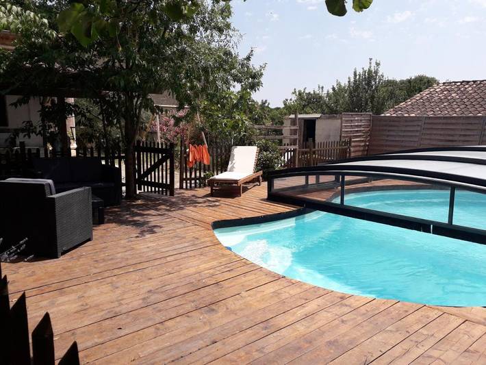 Location de vacances pour 8 personnes, avec piscine ainsi que vue et jardin, animaux acceptés à Puimisson