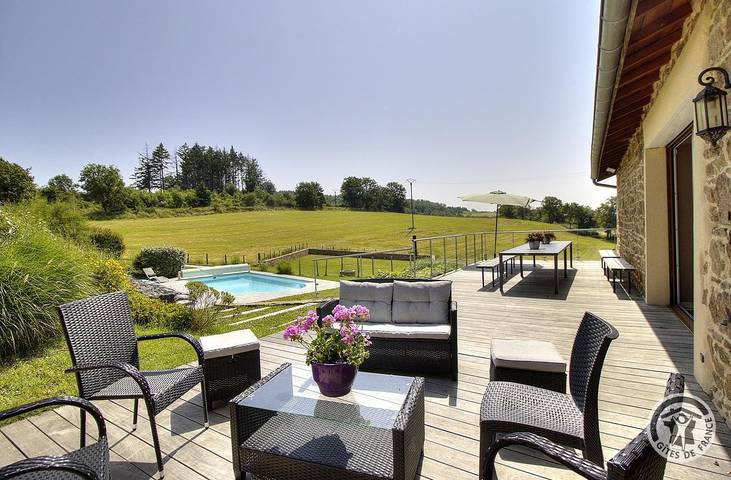 Gîte pour 15 personnes, avec piscine et jardin dans Rhône - 2