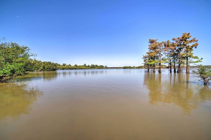 Log cabin for 100 people, with terrace in Mississippi