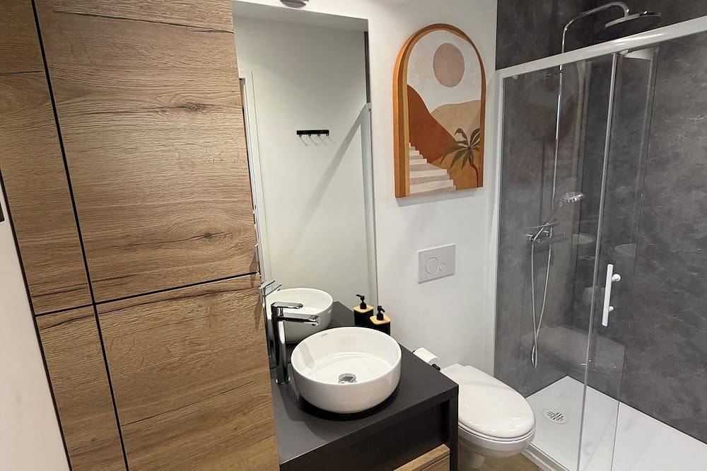 Lodge cosy avec jacuzzi privatif in La Trinité-Surzur, Côte des Mégalithes
