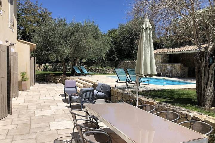 Superb house with heated pool in a beautiful garden in Le Rouret, Costa mediterránea (Francia)