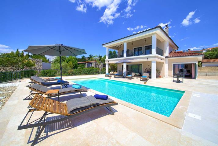 Ferienhaus für 10 Personen, mit Balkon und Garten sowie Pool und Sauna in Pinezici